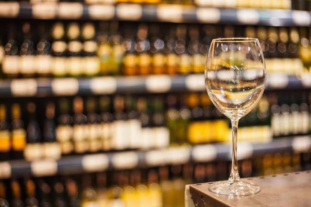 2021年起深圳酒商銷售酒飲需出示特定標識，食品銷售新規引發行業關注