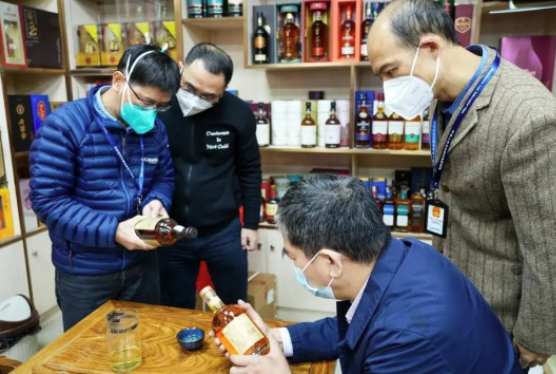 第三季“九號查酒”收官 現場查扣一批冒牌“茅臺1935”，食品安全監管再出重拳